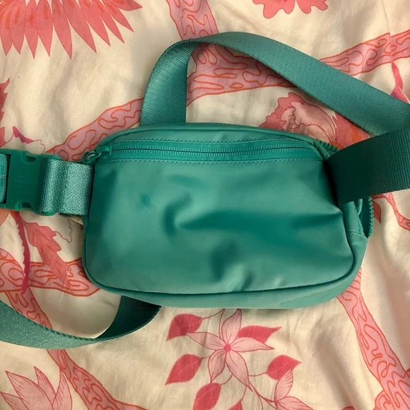 Lululemon Women's belt Bag - Picture 4 of 4